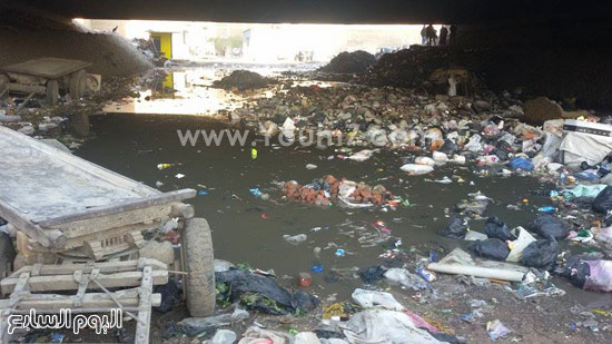 	المجارى والقمامة فى مكان واحد يهددان حياة مواطنى إمبابة- 2015-02 - اليوم السابع