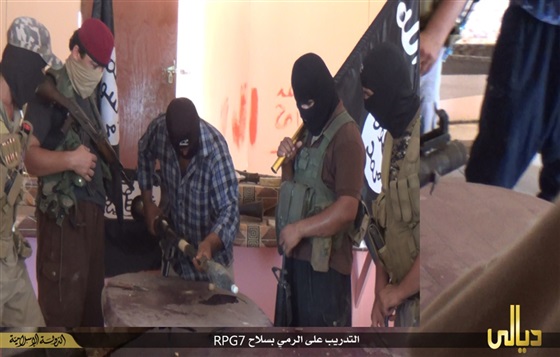 بالصور.. «داعش» يدرب عناصره على استخدام الـ«آر بى جى»