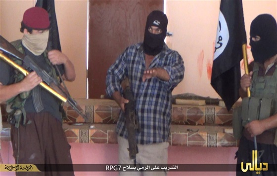 بالصور.. «داعش» يدرب عناصره على استخدام الـ«آر بى جى»