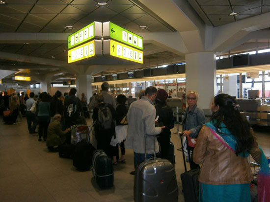 المسافرون ينتظرون حل الإضراب بمطار هامبورج بعد تعطل رحلاتهم- 2015-02 - اليوم السابع