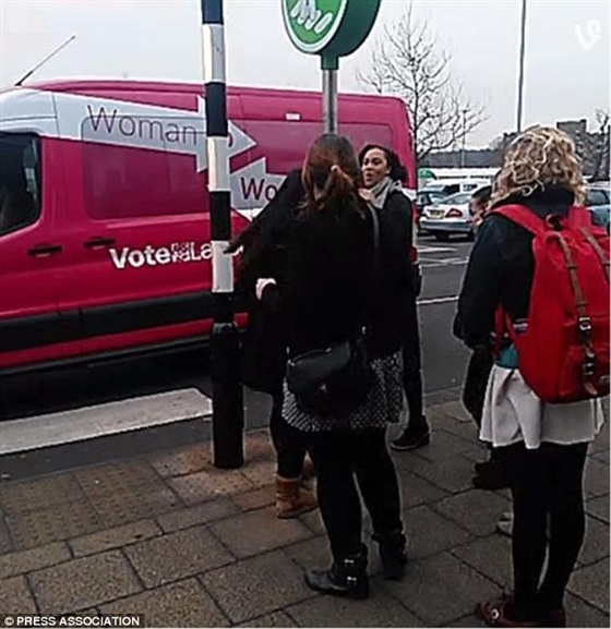 بالصور.. حزب بريطاني يستخدم «أتوبيس باربي» لجذب النساء