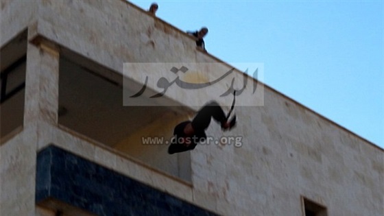 بالصور.. "داعش" تعدم "شاذ " بإلقاءه من أعلى أسطح أحد المباني 