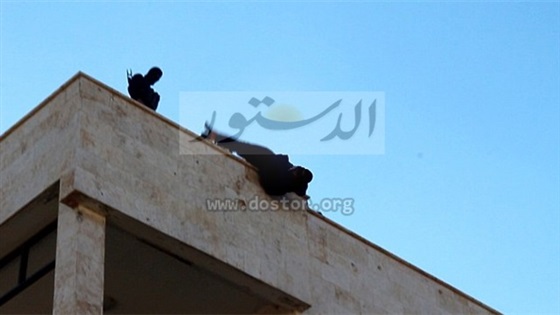 بالصور.. "داعش" تعدم "شاذ " بإلقاءه من أعلى أسطح أحد المباني 