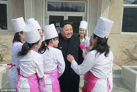 بالصور.. زعيم كوريا الشمالية يوزع «ماكياج» في اليوم العالمي للمرأة