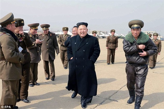 بالصور.. زعيم كوريا الشمالية يوزع «ماكياج» في اليوم العالمي للمرأة