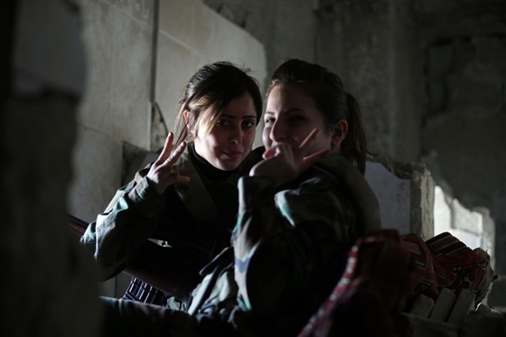 بالصور.. «كتيبة المغاوير» فاتنات سوريا على جبهة القتال 