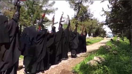 بالفيديو والصور.. بريطانية بـ«داعش» تنشر تفاصيل تدريبات كتيبة الخنساء