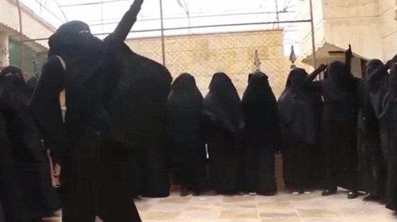 بالفيديو والصور.. بريطانية بـ«داعش» تنشر تفاصيل تدريبات كتيبة الخنساء