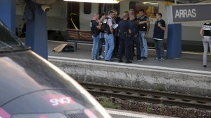 French investigating police check for clues on the train platform in Arras, France, August 21, 2015. Three people were wounded in a shooting incident on high-speed train between Amsterdam and Paris on Friday, the French Interior Ministry said. A man was arrested when the train stopped at Arras station in northern France but his motives were not yet known, a ministry spokesman said. Picture taken August 21, 2015.  REUTERS/Pascal Rossignol