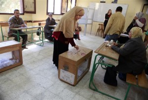 A woman casts her vote during the first day of the parliamentary run-off elections in Cairo December 5, 2011. Egyptians voted on Monday in run-off contests for parliamentary seats, with the Muslim Brotherhood's party trying to extend its lead over hardline Islamists and liberal parties in a political landscape redrawn by the overthrow of Hosni Mubarak. REUTERS/Asmaa Waguih (EGYPT - Tags: POLITICS ELECTIONS TPX IMAGES OF THE DAY)