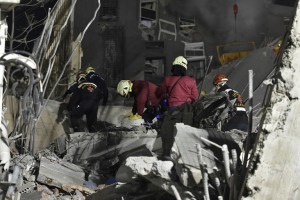 Rescue personnel work at the site of a collapsed building in the southern Taiwanese city of Tainan on February 6, 2016 following a strong 6.4-magnitude earthquake. A powerful earthquake in Taiwan felled a 16-storey apartment complex full of families who had gathered for Lunar New Year celebrations on February 6, with at least eleven dead and more than 30 feared trapped. AFP PHOTO / Sam Yeh / AFP / SAM YEH