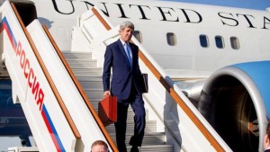وزير الخارجية الأمريكي جون كيري في مطار فنوكوفو الدولي بالقرب من موسكو يوم 23 مارس اذار 2016. صورة لرويترز من ممثل لوكالات الانباء
